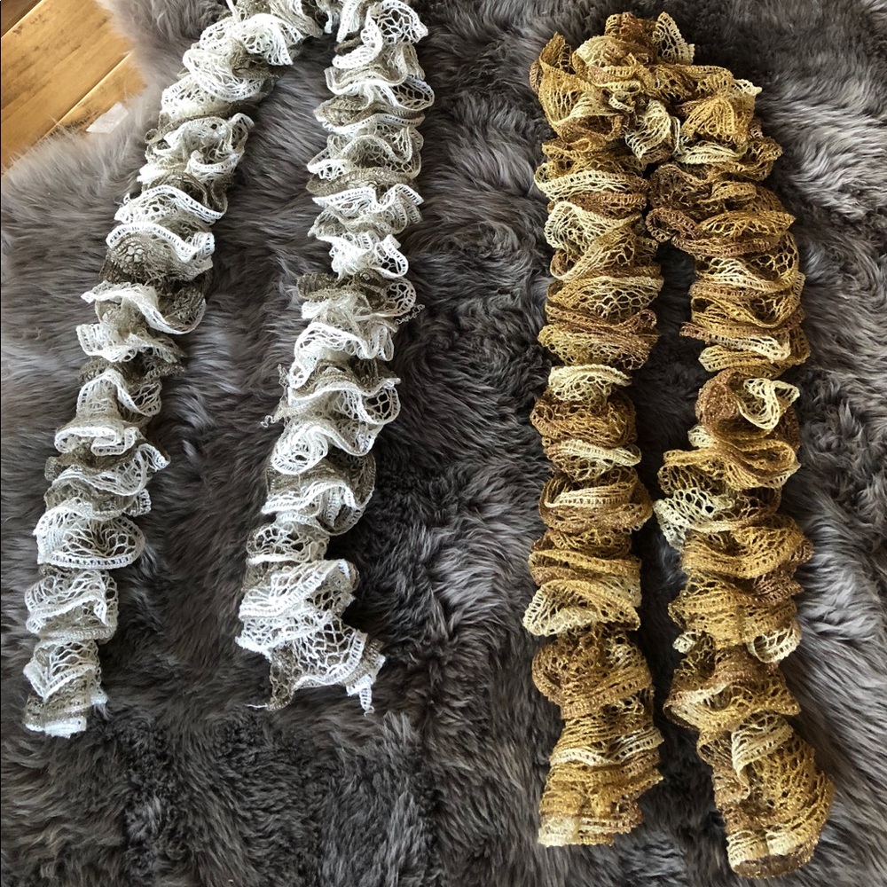 🔴Silver scarf and gold scarf - Picture 3 of 4